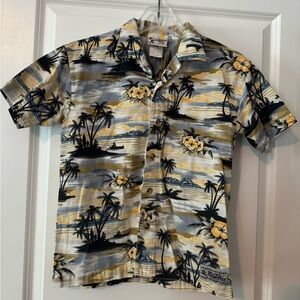 Walt Disney World Kids Collection. Boys Hawaiian Shirt. Size Large.